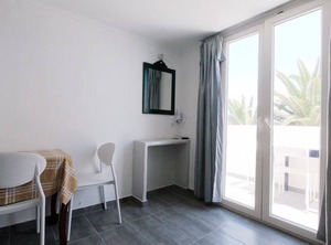 Persons Meters Beach | Perissa