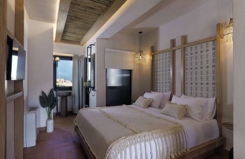 Kamari Bed & Breakfast | Aja Retreat Luxury Suites