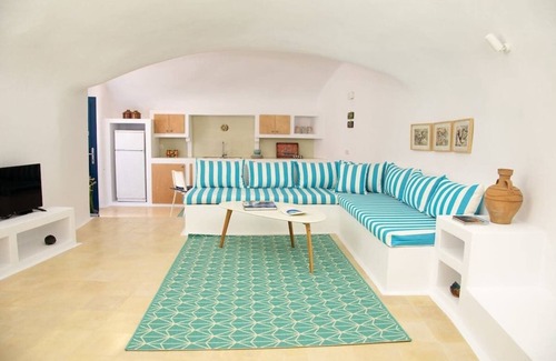 Akrotiri Apartment | Amphora Cave Seaside Retreat in Akrotiri