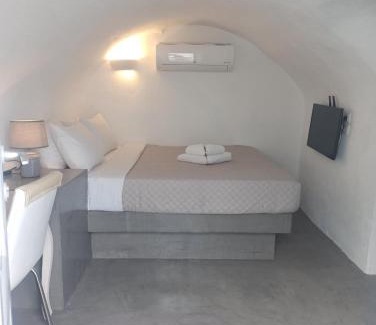 Finikia Apartment | AQUA SERENITY LUXURY SUITES SANTORINI