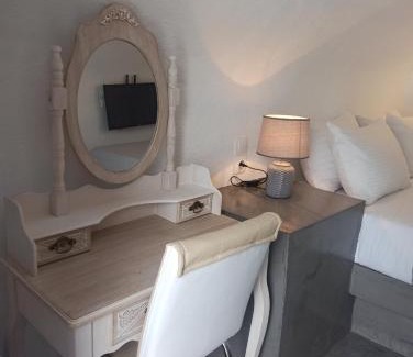 Finikia Apartment | AQUA SERENITY LUXURY SUITES SANTORINI