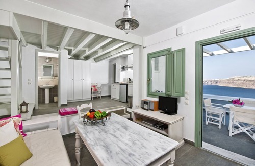 Akrotiri House | Aura Marina Apartments Santorini