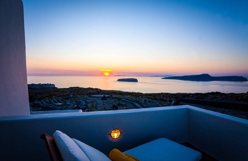 Akrotiri Villa | Black Rock