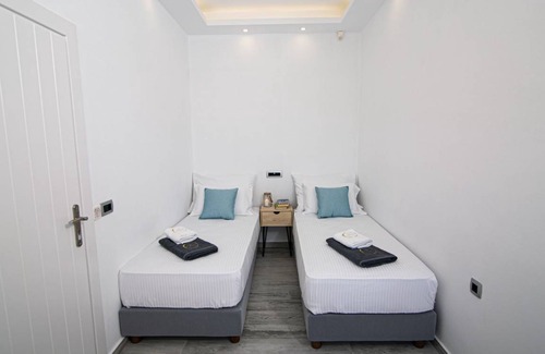 Exomytis Villa | Elite Santorini Villa Aegean Melody Suites 2 Bedroom Heated Outdoor Jacuzzi Vlyxada