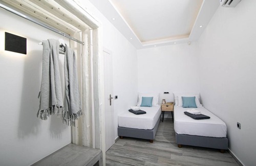 Exomytis Villa | Elite Santorini Villa Aegean Melody Suites 2 Bedroom Heated Outdoor Jacuzzi Vlyxada