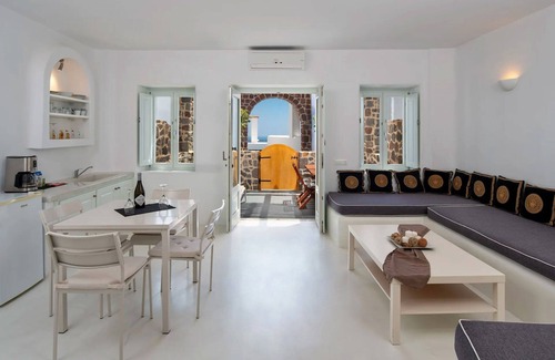 Imerovigli Villa | Great Santorini Villa | Villa Votsalo | Air Conditioning | 2 Bedrooms | Thira