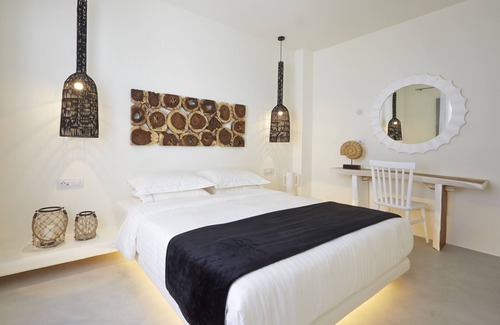 Kamari Villa | In Eolia Villas we believe in true hospitality.