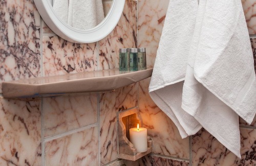 Kamari House | Join Us Low Cost Rooms