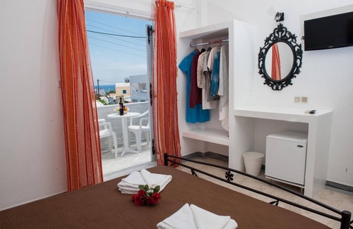 Kamari House | Join Us Low Cost Rooms