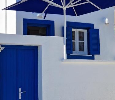 Kamari House | Maraki's Little House Santorini