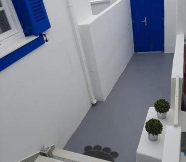 Kamari House | Maraki's Little House Santorini