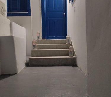 Kamari House | Maraki's Little House Santorini