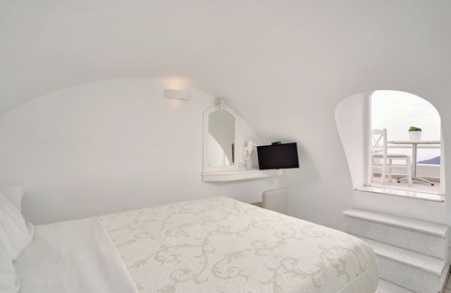 Imerovigli Hotel | Merovigliosso Deluxe Apartment Spa bath and Sunset view