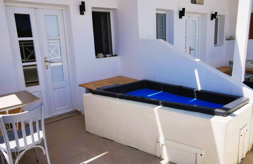 Oia Apartment | Muses Cycladic Suites - Compact Two-Bedroom Suite with Outdoor Hot Tub