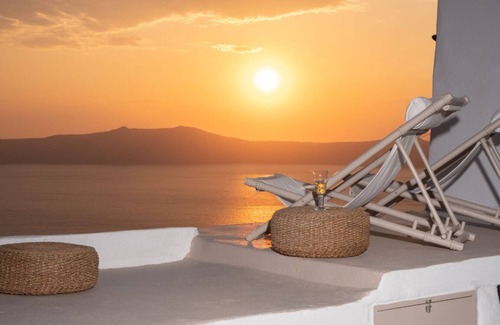 Fira House | The Globe Suites Villa