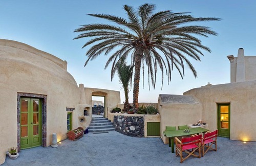 Akrotiri House | The Palm Tree Residence