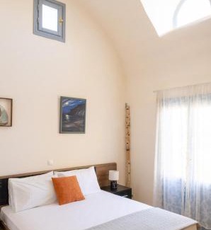 Kamari House | Villa Kirina Private Traditional House