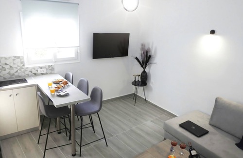 Perissa House | Άνετο σπίτι μόλις ένα λεπτό από την καλύτερη παραλία του νησιού!
