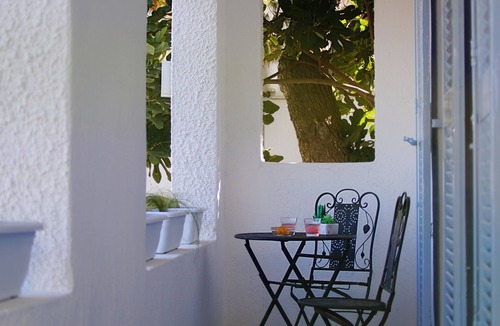 Perissa House | Άνετο σπίτι μόλις ένα λεπτό από την καλύτερη παραλία του νησιού!
