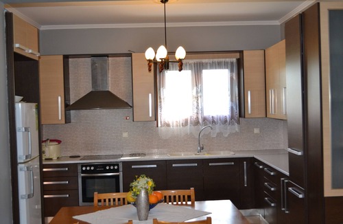 Agia Marina Apartment | 1 Bed Flat - Sleeps 4 - Garden - Parking - Wifi