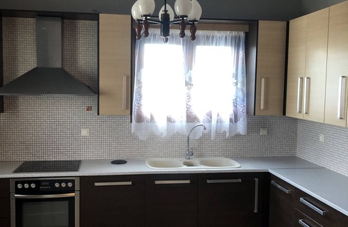 Agia Marina Apartment | 1 Bed Flat - Sleeps 4 - Garden - Parking - Wifi