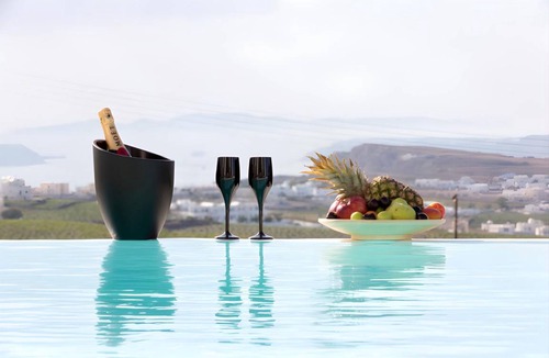 Santorini House | 120 m² House ∙ 3 bedrooms ∙ 8 guests