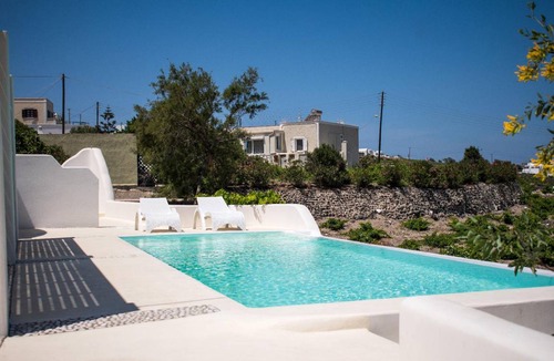 Santorini House | 120 m² House ∙ 3 bedrooms ∙ 8 guests
