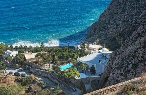 Kamari Resort | 170 m² Resort ∙ 4 bedrooms ∙ 11 guests