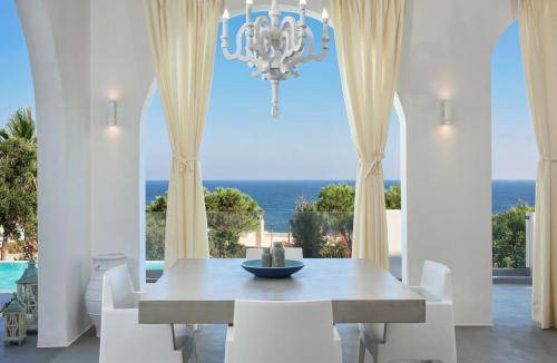 Kamari Resort | 170 m² Resort ∙ 4 bedrooms ∙ 11 guests