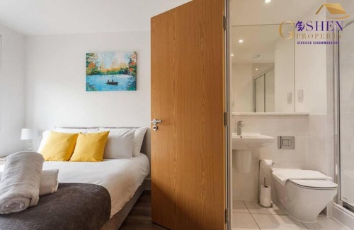Southampton City Centre Apartment | 2 Bedroom Apartment Chapel Riverside at Goshen Property Serviced Accommodation Southampton, Free WiFi & Parking