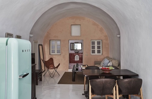 Megalochori House | 2 bedroom charming villa with hot tub in Megalochori , local architecture gem