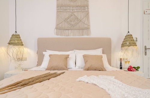 Plaka Bed & Breakfast | 2 BEDROOM GARDEN & SEA VIEW APARTMENT | GLARONISSI BEACH