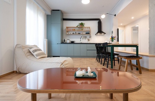 Petralona Apartment | 3BR Home Theater Apt with Projector & JBL sound