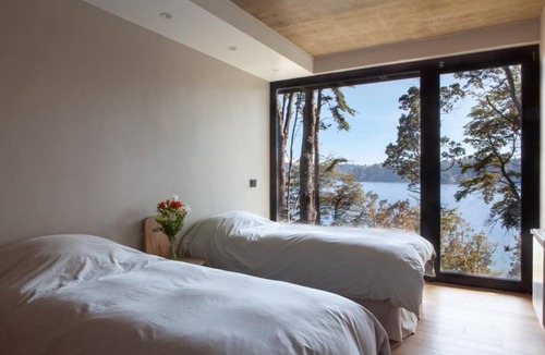 Centro House | 4 bedroom modern lake house with stunning views