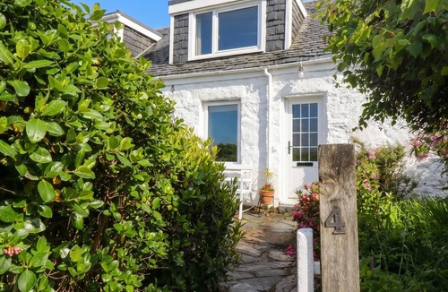 Kentallen Cottage | 4 WHITEROW, romantic, with a garden in Ballachulish