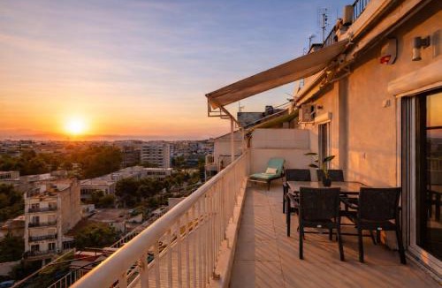 Vardaris Apartment | 8th-Floor Modern Apartment - 1 Min to Metro - Large balcony