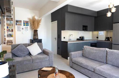 Vardaris Apartment | 8th-Floor Modern Apartment - 1 Min to Metro - Large balcony