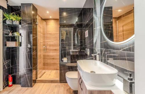 Vardaris Apartment | 8th-Floor Modern Apartment - 1 Min to Metro - Large balcony