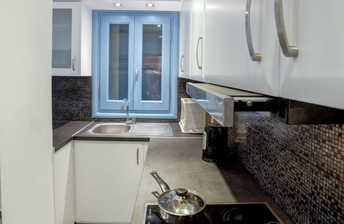 Perissa Apartment | Adelphi Apartments One-Bedroom Apartment Sleeps3