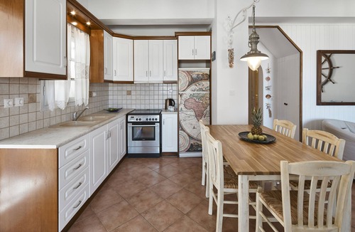 Akrotiri House | Admiral's House with Terrace Jacuzzi and amazing Caldera views, Family friendly