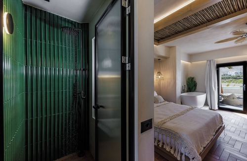 Kamari Bed & Breakfast | Aja Retreat Luxury Suites