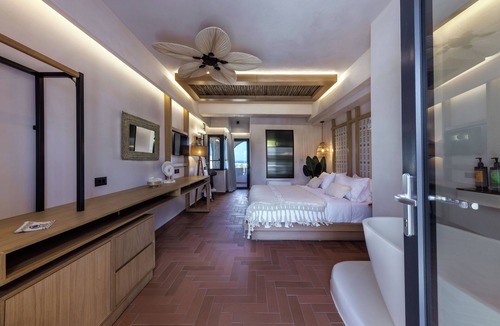 Kamari Bed & Breakfast | Aja Retreat Luxury Suites