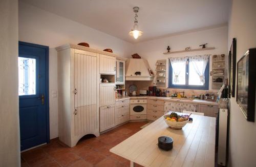 Ydrousa House | Alia's sea view villa & studios