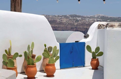 Akrotiri Apartment | Amphora Cave Seaside Retreat in Akrotiri