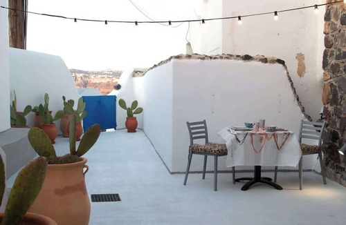 Akrotiri Apartment | Amphora Cave Seaside Retreat in Akrotiri
