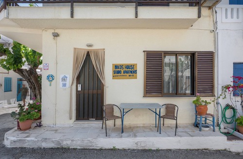 Myrtos Apartment | Apartment 'Classic Corner No 2' with Wi-Fi and Air Conditioning