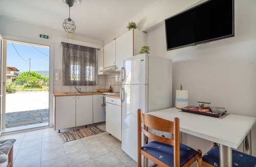 Mesolongi Apartment | Apartment 'Flo's 6' with Shared Garden, Wi-Fi and Air Conditioning