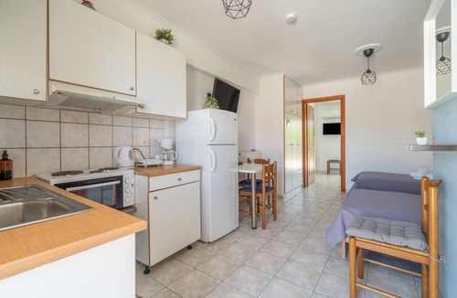 Mesolongi Apartment | Apartment 'Flo's 6' with Shared Garden, Wi-Fi and Air Conditioning