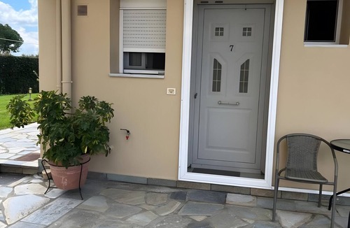 Mesolongi Apartment | Apartment 'Flo's 7' with Shared Garden, Wi-Fi and Air Conditioning