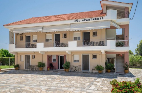 Mesolongi Apartment | Apartment 'Flo's 7' with Shared Garden, Wi-Fi and Air Conditioning